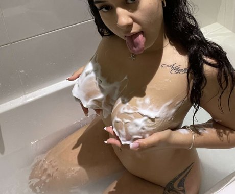 Обнаженная фотография утечки OnlyFans от Reina Angel