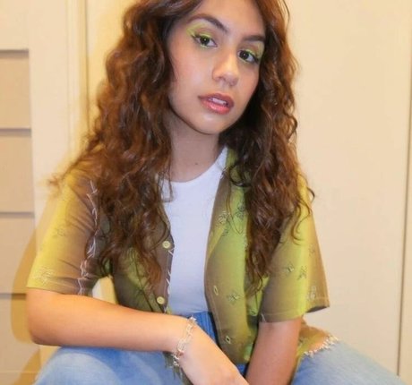 Naken lekkede OnlyFans-bilde av Alessia Cara