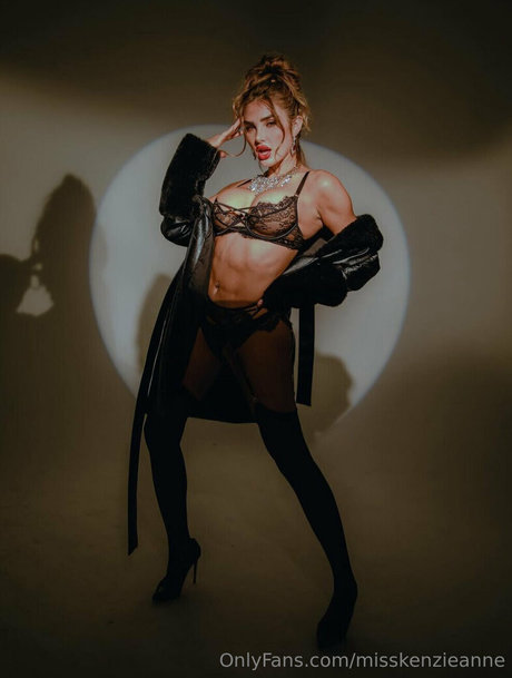 Naakte gelekte OnlyFans-foto van Kenzie Anne