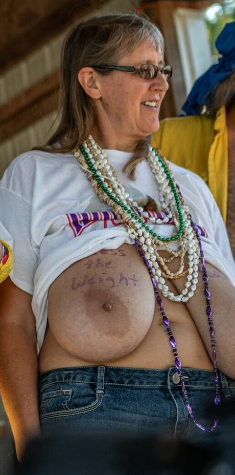 Busty Petra