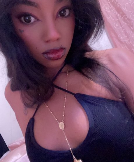 Naakte gelekte OnlyFans-foto van Festivia18