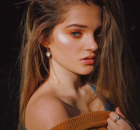 Nahá fotka uniklých OnlyFans od Erika Bierman