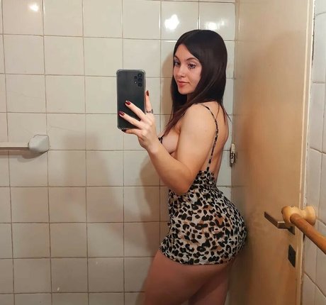 Alaston vuotanut OnlyFans-kuva Melina Guida