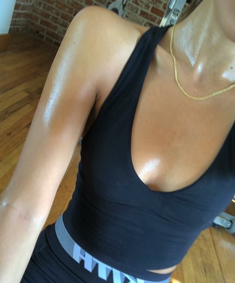 Naakte gelekte OnlyFans-foto van Emily Oberg