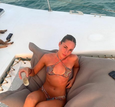 Nahá fotka uniklých OnlyFans od Eloise Webb