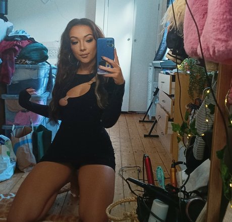 Naken lekkede OnlyFans-bilde av Emilynomates