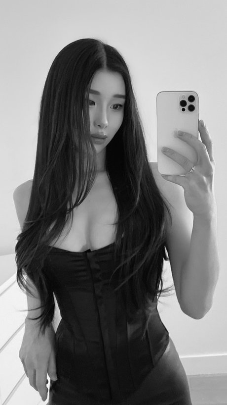 Nahá fotka uniklých OnlyFans od Mari Bambei