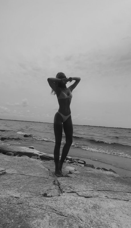 Naken läckt OnlyFans-bild av Anna Moores