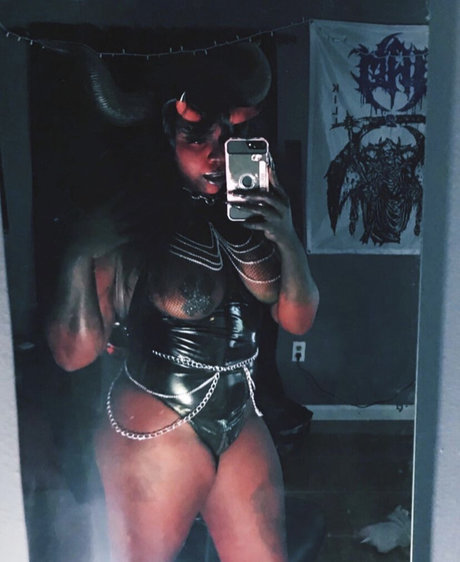Naken lekkede OnlyFans-bilde av Gem Sapphir