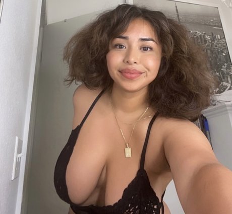 Naakte gelekte OnlyFans-foto van Sarai Fonseca