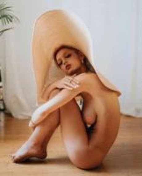 Naken lekkede OnlyFans-bilde av Roxane Eylaud