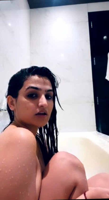 Naken lekkede OnlyFans-bilde av Sassy Poonam