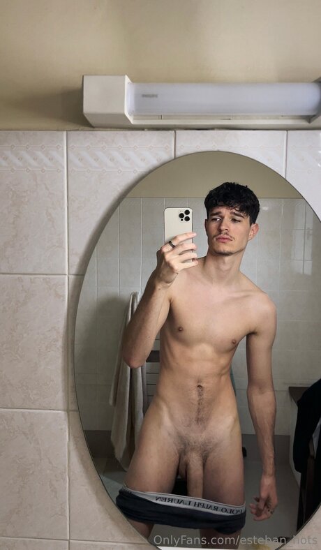 Naken lekkede OnlyFans-bilde av Esteban Hots