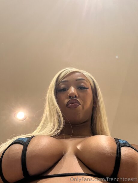 Foto nua vazada do OnlyFans de Frenchtoestt
