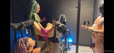 Alaston vuotanut OnlyFans-kuva Mistressspankerella