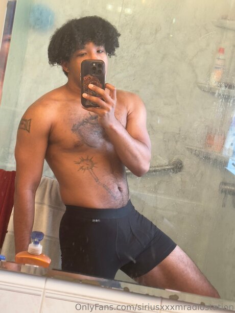 Naken lekkede OnlyFans-bilde av Siriusxxxmradiostation