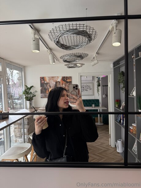 Naken lekkede OnlyFans-bilde av Miabloomi