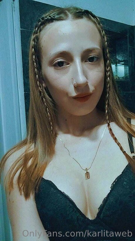 Naken lekkede OnlyFans-bilde av Karlitaweb