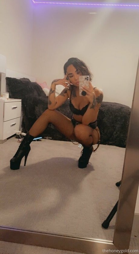 Nahá fotka uniklých OnlyFans od Honeygold