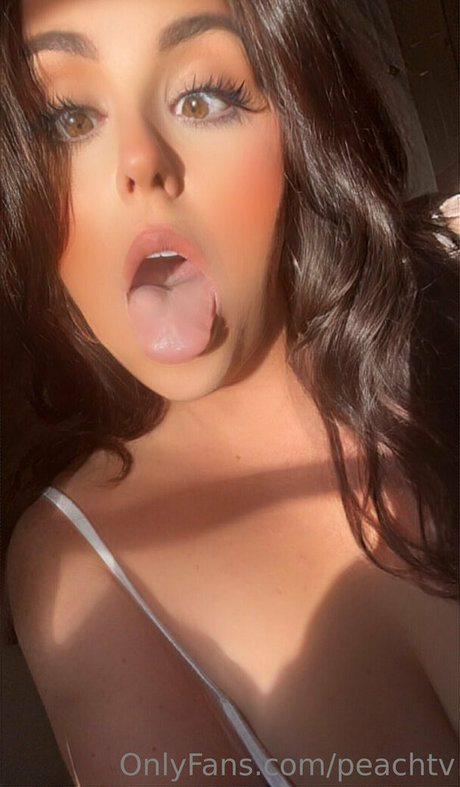 Naken lekkede OnlyFans-bilde av Peachtv
