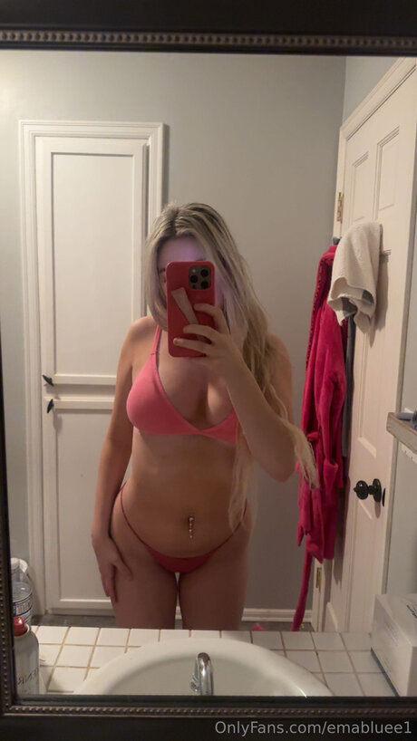 Naken lekkede OnlyFans-bilde av Emabluee1