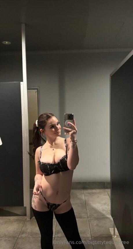 Naken lekkede OnlyFans-bilde av Teexquila