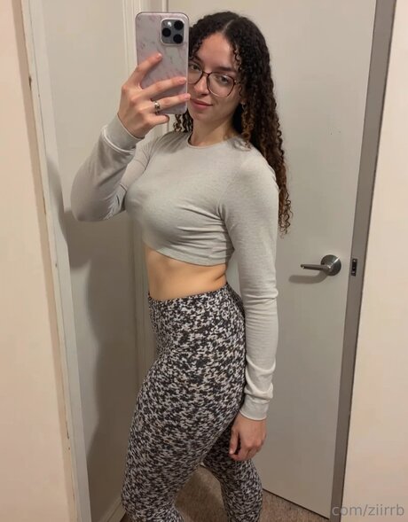 Naken lekkede OnlyFans-bilde av Sunny Bell