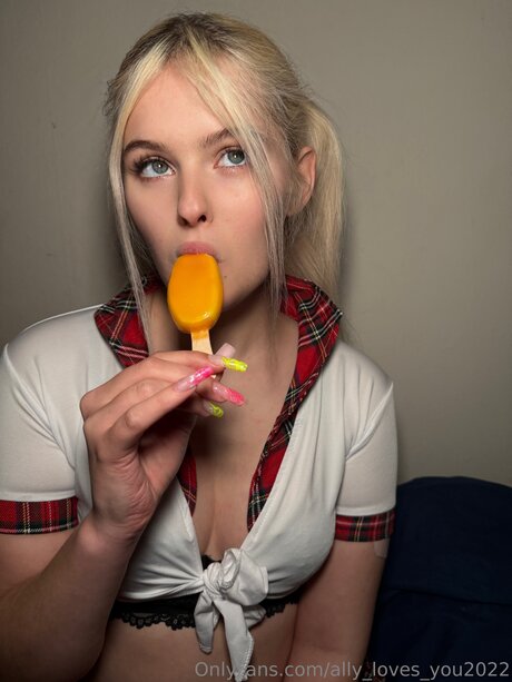 Naken läckt OnlyFans-bild av Ally Loves You2022