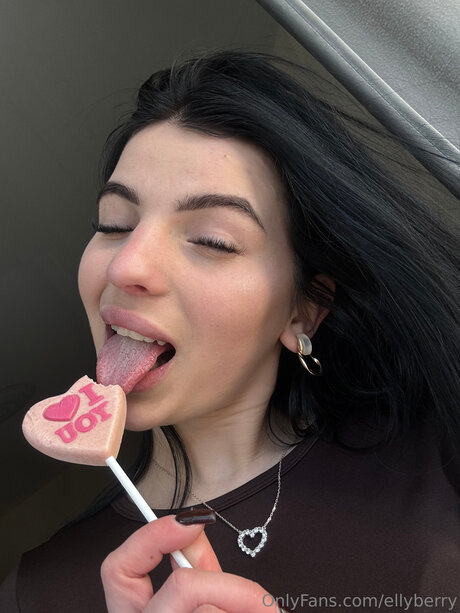 Naken lekkede OnlyFans-bilde av Ellyberry