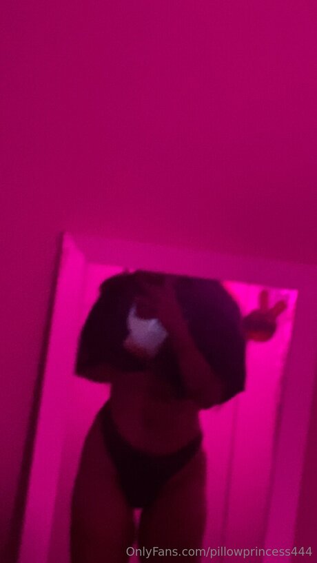 Naken lekkede OnlyFans-bilde av Pillowprincess444