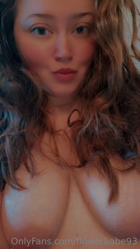 Naken lekkede OnlyFans-bilde av Flowerbabe93