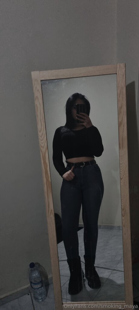 Naken läckt OnlyFans-bild av Smoking Maya