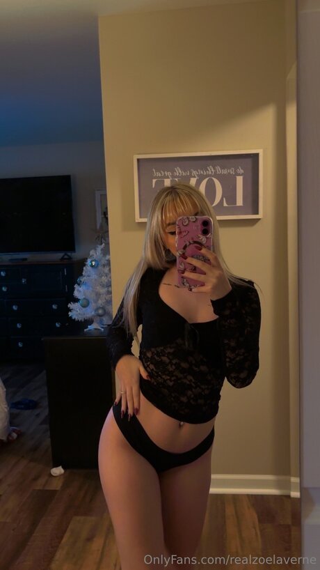 Naken läckt OnlyFans-bild av Realzoelaverne