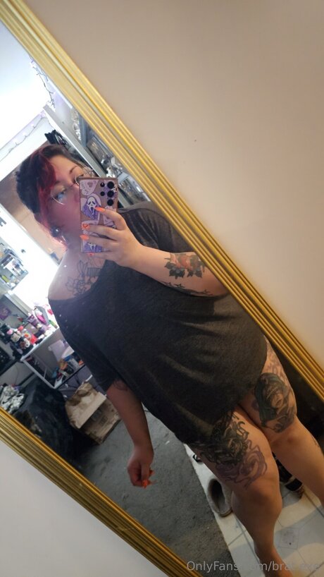 Naken läckt OnlyFans-bild av Bigtiddygothmommyuwu