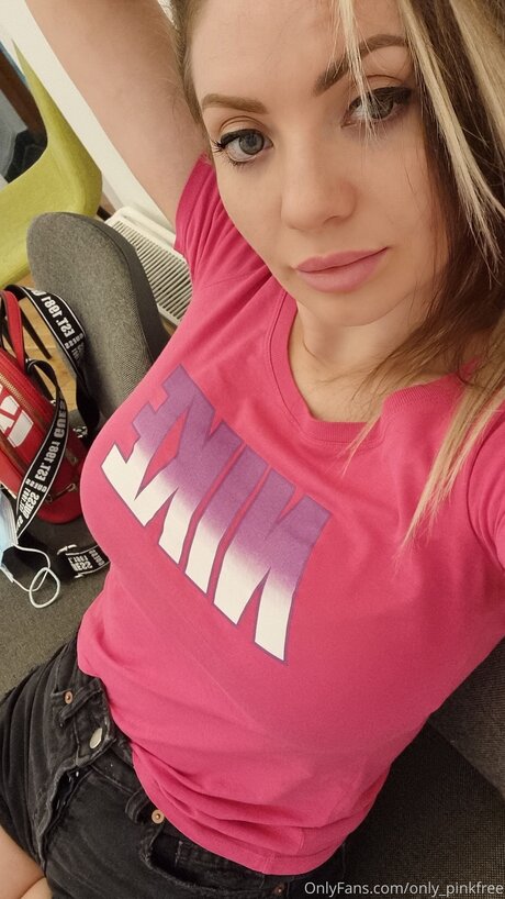 Naken läckt OnlyFans-bild av Only Pinkfree