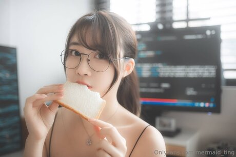 Nahá fotka uniklých OnlyFans od Coder Ting