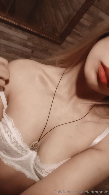 Nahá fotka uniklých OnlyFans od Helenrommie