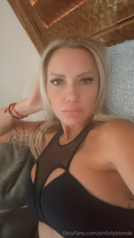 Naken lekkede OnlyFans-bilde av Sinfullyblonde