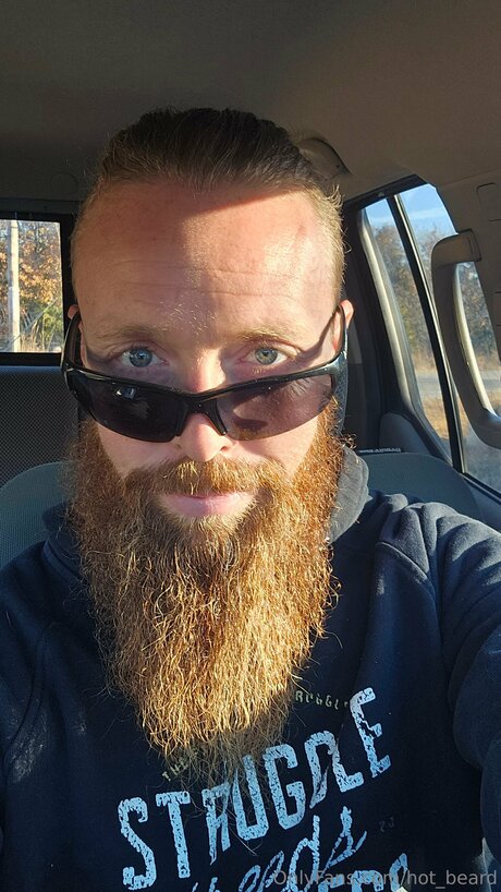 Alasti lekkinud OnlyFans-i pilt Hot Beard