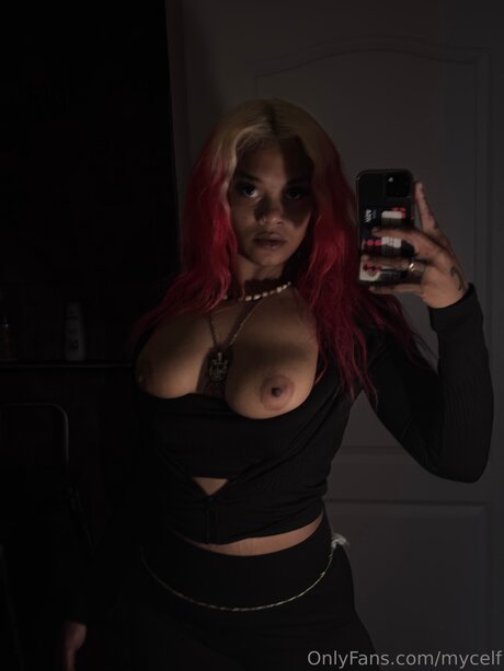 Nahá fotka uniklých OnlyFans od Mycelf