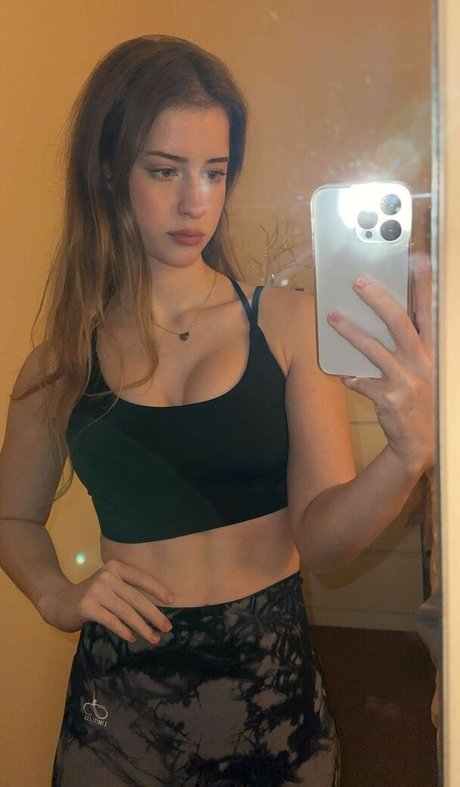 Naken lekkede OnlyFans-bilde av Mira Szalma