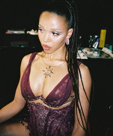 Nahá fotka uniklých OnlyFans od Fka Twigs
