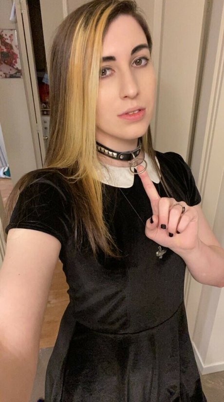 Naken lekkede OnlyFans-bilde av Devi Dionne