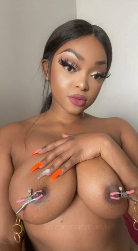 Naken lekkede OnlyFans-bilde av Bustylwa