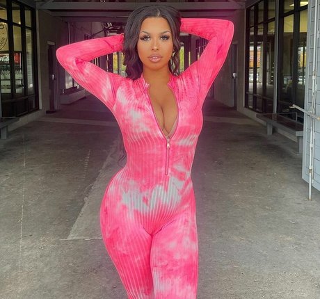 Alasti lekkinud OnlyFans-i pilt Amira Khalil