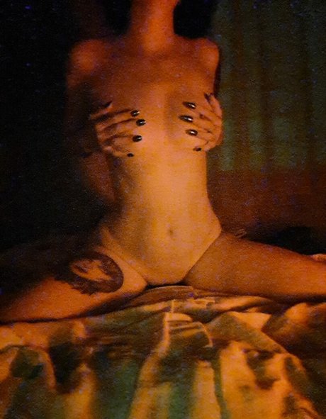 Naakte gelekte OnlyFans-foto van Darkersidejewel