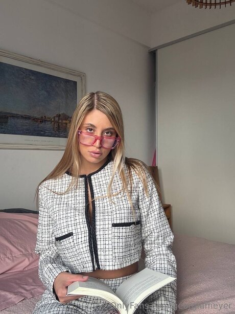 Naakte gelekte OnlyFans-foto van Georgiameyer