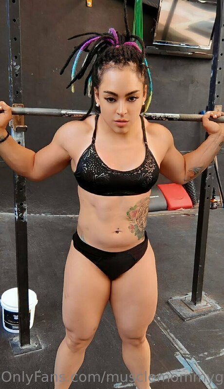 Alaston vuotanut OnlyFans-kuva Queenmuscleavery