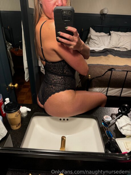 Alasti lekkinud OnlyFans-i pilt Naughtynursedemi