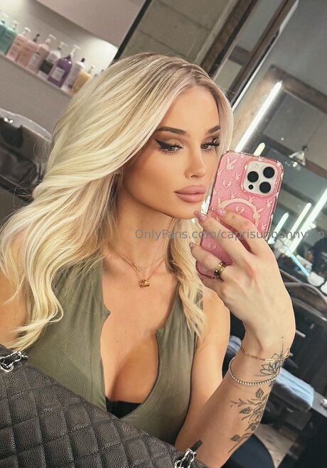 Обнаженная фотография утечки OnlyFans от Caprisunbunnyvip